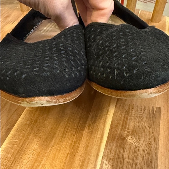TOMS Women's Black Jutti Perforated Flats size 8 1/2 - Picture 6 of 7